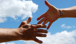 Erfolgreiche Frauen reichen sich die Hand