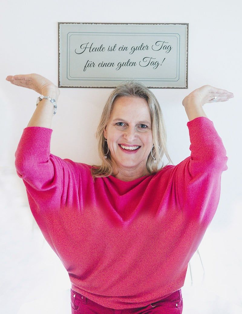 Nicole Rupp im pinken Pullover unter dem Schild Heute ist ein guter Tag für einen guten Tag